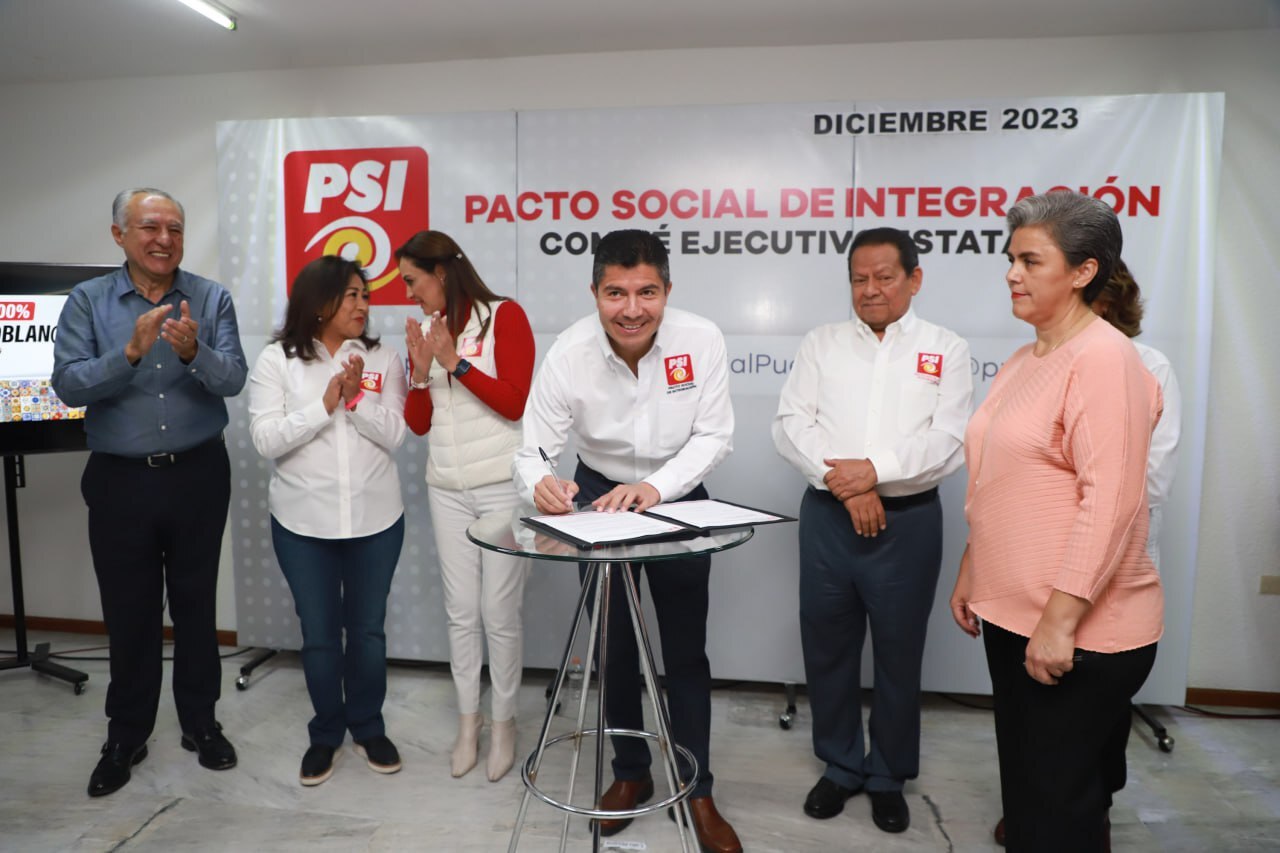 Eduardo Rivera hizo su registro como precandidato de PSI a la gubernatura de Puebla | Foto: EsImagen para El Universal Puebla