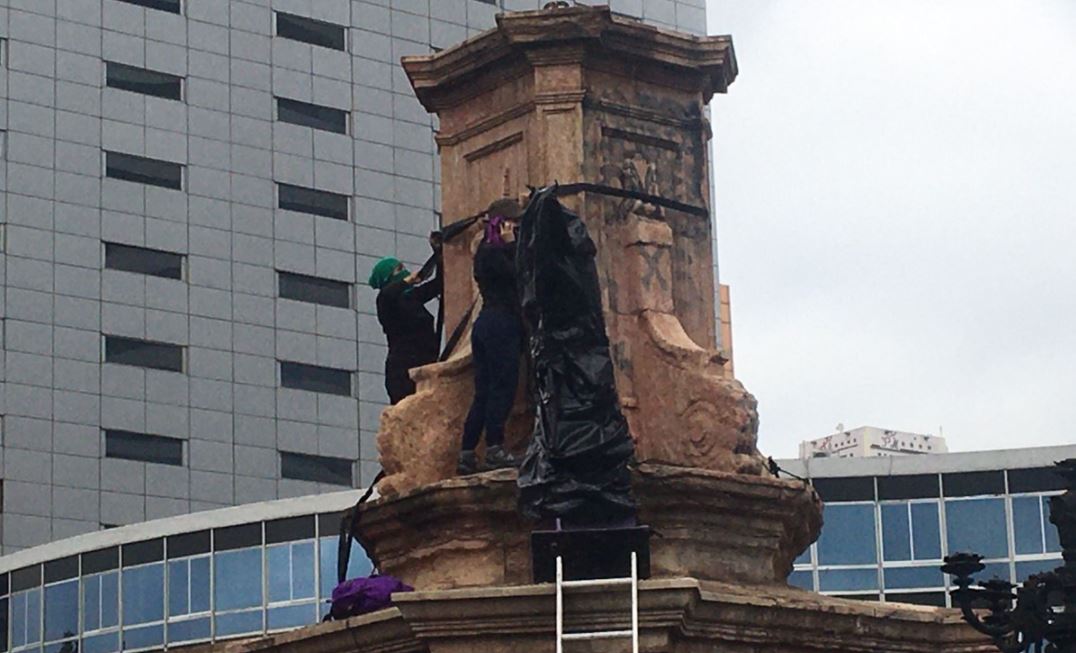 Feministas colocan antimonumento en Glorieta donde estaba Colón y la nombran como "la de las mujeres que luchan"