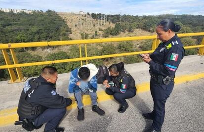 Policías evitan que hombre se arroje de un puente en Periférico Ecológico