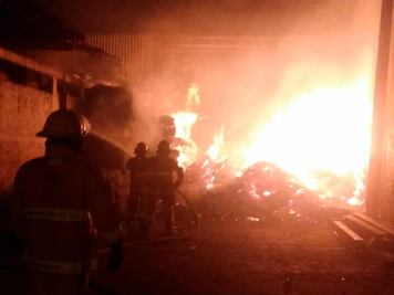 Fábrica cartonera se incendia en Tecamac, Puebla