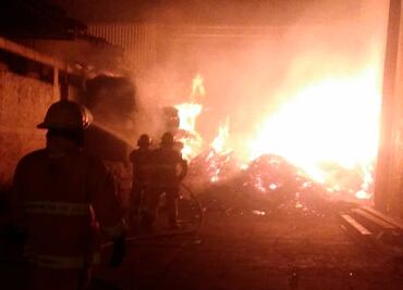 Fábrica cartonera se incendia en Tecamac, Puebla