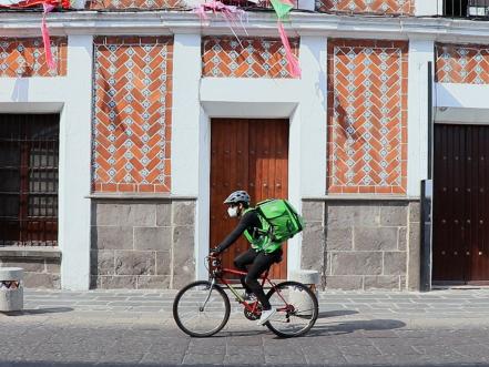 Entre peligro y demasiada competencia, la vida cotidiana de un repartidor de comida