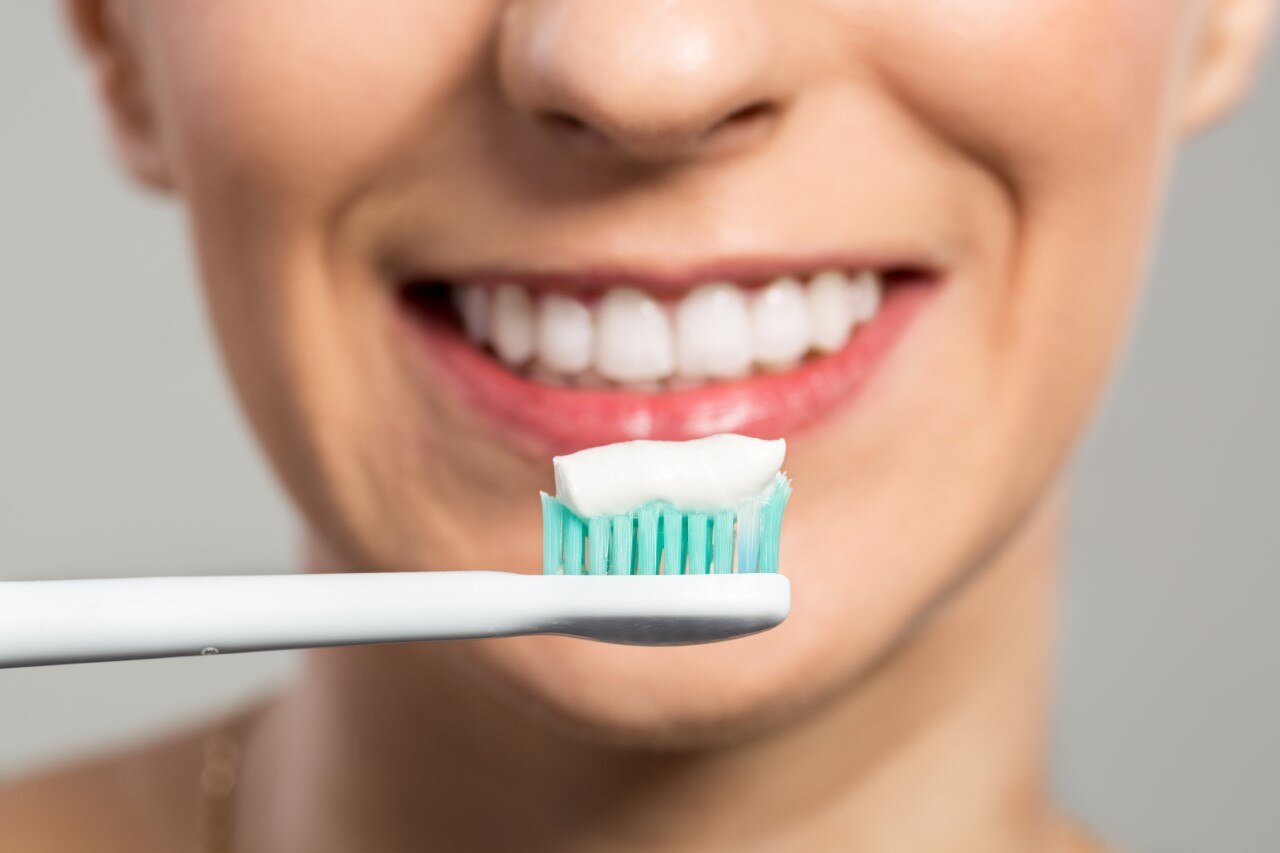 Otra causa de la lengua blanca es la deshidratación, que puede provocar sequedad en la boca y facilitar la acumulación de células muertas y bacterias en la lengua. Además, los restos de comida acumulados también pueden contribuir a este problema. 

Foto: Producción El Universal Puebla