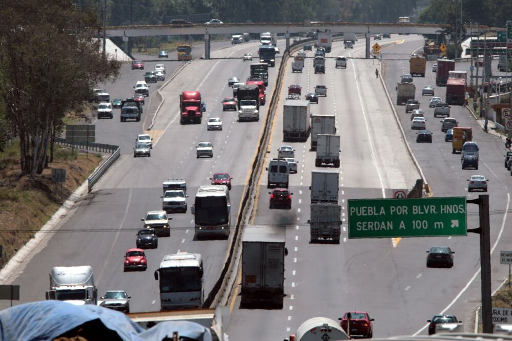 El joven alertó a los automovilistas que viajan en la autopista México-Puebla | Foto: EsImagen