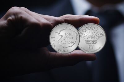 ¿Cuánto cuesta y dónde conseguir la moneda conmemorativa del eclipse solar?