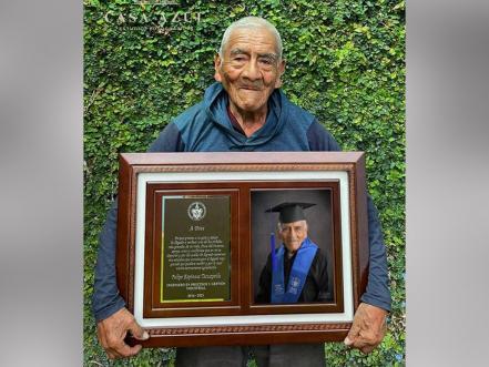 Fotos de don Felipe, el graduado de 84 años, se viralizan