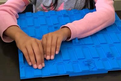 Maquetas de la BUAP para niños con ceguera destacan en certamen internacional