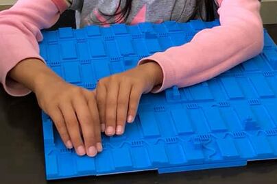 Maquetas de la BUAP para niños con ceguera destacan en certamen internacional