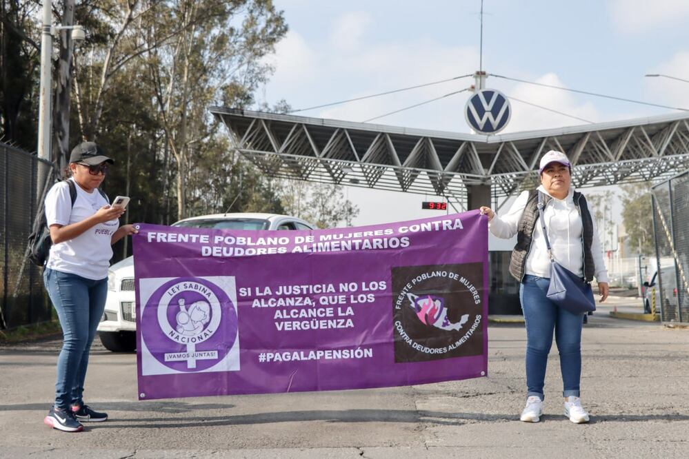 Mujeres se manifestaron en la puerta 6 de la Volkswagen por violencia vicaria | EsImagen para El Universal Puebla