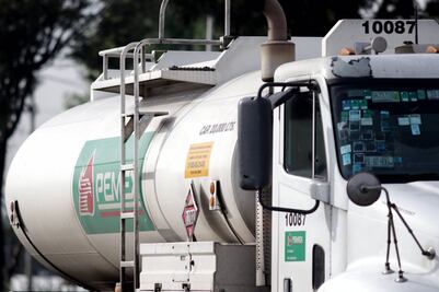 Huachigaseros apedrean a personal de PEMEX en Tlalancaleca