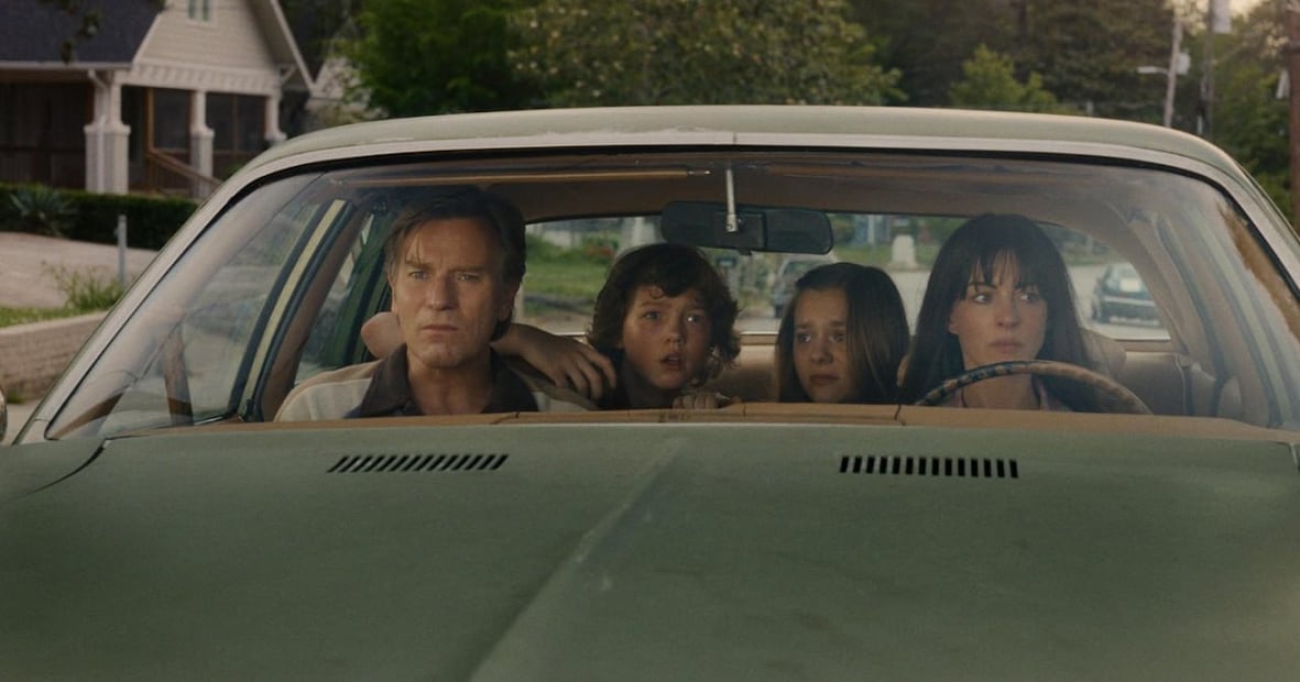 La dinámica familiar entre los protagonistas ayuda mucho a que la película sea entretenida, en especial gracias al trabajo de Anne Hathaway y Ewan McGregor | Foto: Bad Robot Productions