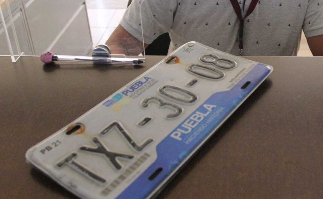 En el estado de Puebla ciudadanos tienen dudas sobre la verificación vehicular porque aún cuentan con las placas azules | Foto: Agencia Es Imagen para El Universal Puebla