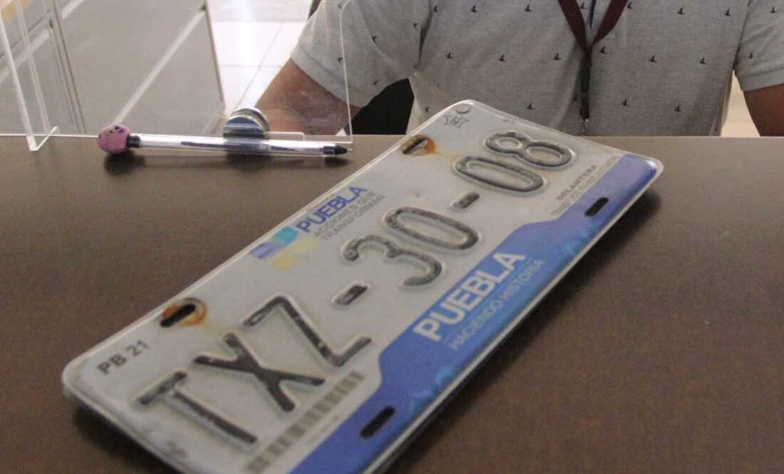 En el estado de Puebla ciudadanos tienen dudas sobre la verificación vehicular porque aún cuentan con las placas azules | Foto: Agencia Es Imagen para El Universal Puebla