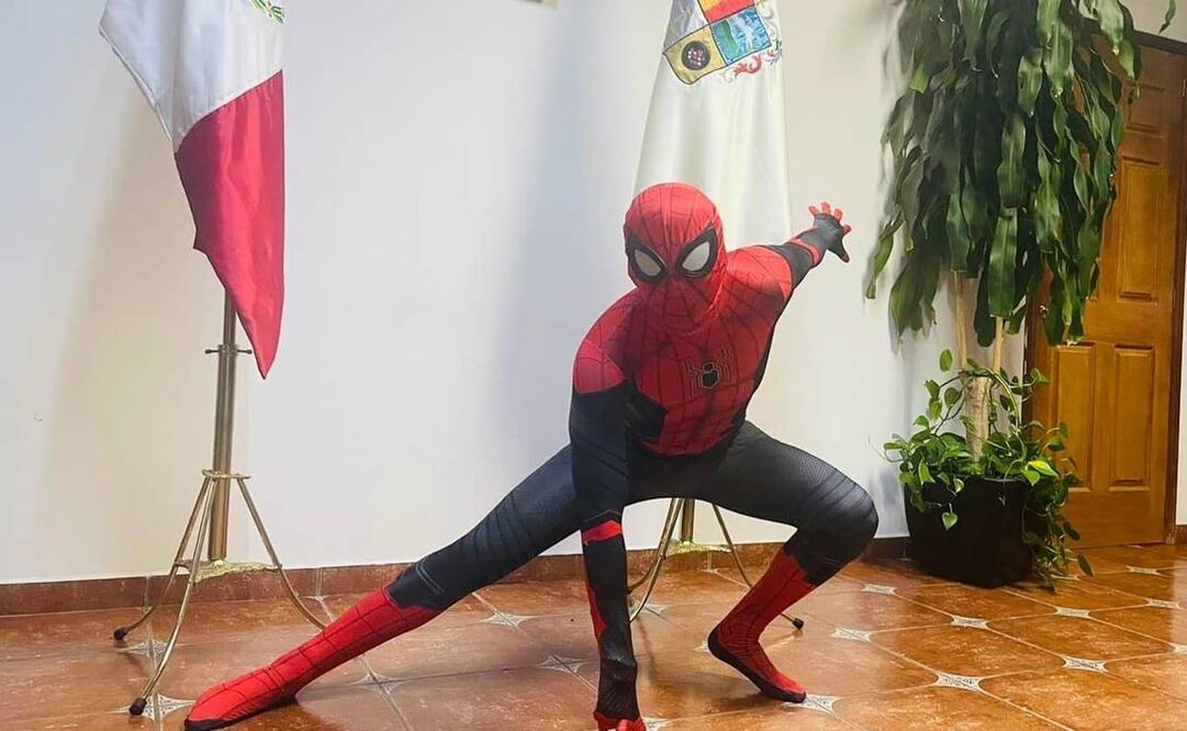 Alcalde michoacano revela a los niños su identidad... como Spiderman. Foto: Facebook Arturo Estrada