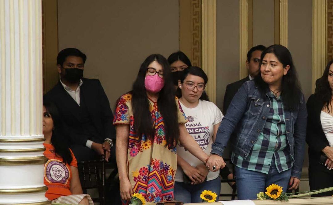 Elena Ríos reclamó al diputado Néstor Camarillo que la haya callado durante la sesión en el Congreso del pasado jueves 2 de febrero en la que se aprobó la Ley Ácida | Foto: Agencia Es Imagen para El Universal Puebla