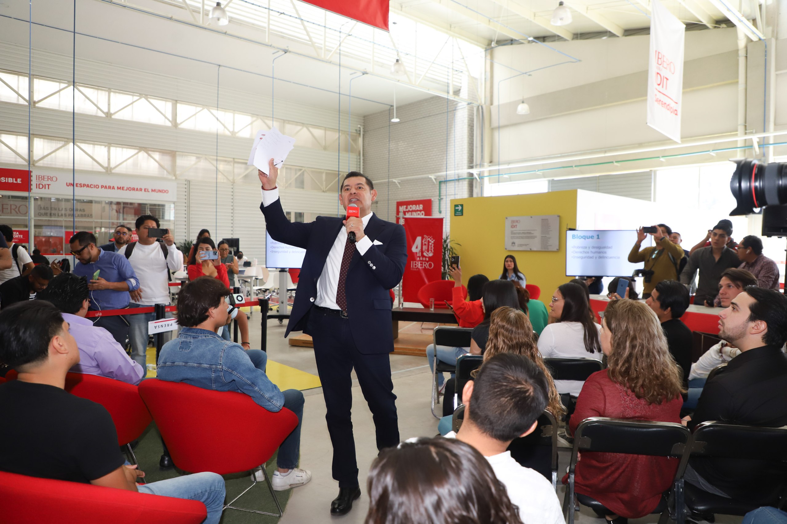 Alejandro Armenta conversó con estudiantes de la Ibero Puebla | Foto: EsImagen