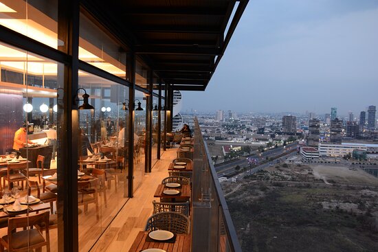 Desde este punto privilegiado, los comensales pueden disfrutar de espectaculares atardeceres mientras saborean sus platillos favoritos o degustan bebidas, inmersos en una atmósfera elegante y moderna de estilo industrial.

Foto: Producción El Universal Puebla