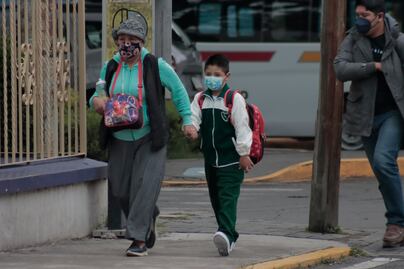 Con cubrebocas asisten alumnos a escuelas por caída de ceniza del Popocatépetl