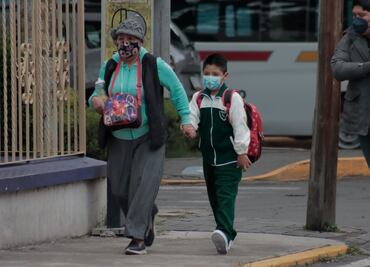 Con cubrebocas asisten alumnos a escuelas por caída de ceniza del Popocatépetl