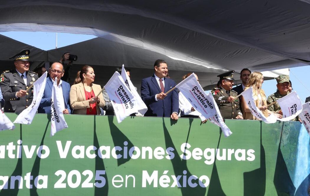 Alejandro Armenta dio el banderazo de salida del operativo Vacaciones Seguras | Foto: Gobierno del Estado