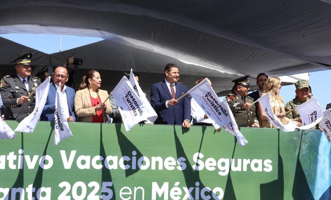 Alejandro Armenta dio el banderazo de salida del operativo Vacaciones Seguras | Foto: Gobierno del Estado