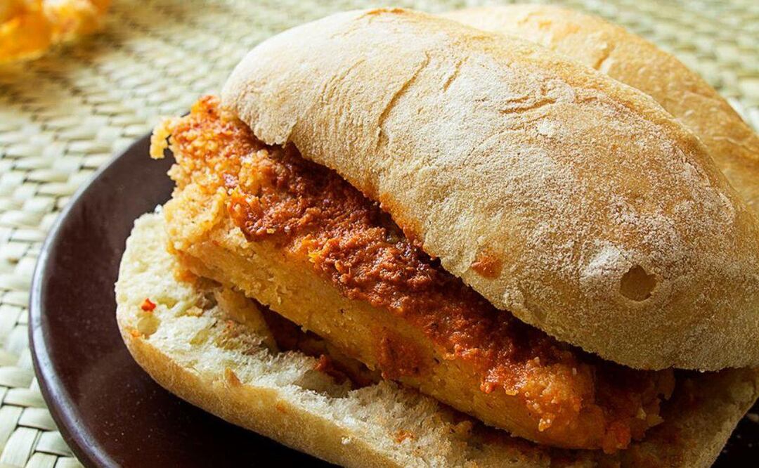 La torta de tamal es uno de los antojitos más populares de México | Foto: Facebook Puebla / Alejandra Paulin