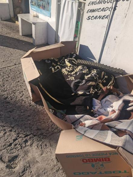 Desalmados abandonan a abuelita dentro de cajas de cartón en Colombres
