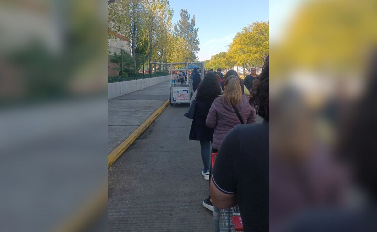 En redes sociales reportaron largas filas en el Costco por Navidad | Foto: Redes Sociales