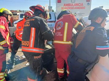 Conductor queda prensado tras chocar en el Periférico Ecológico