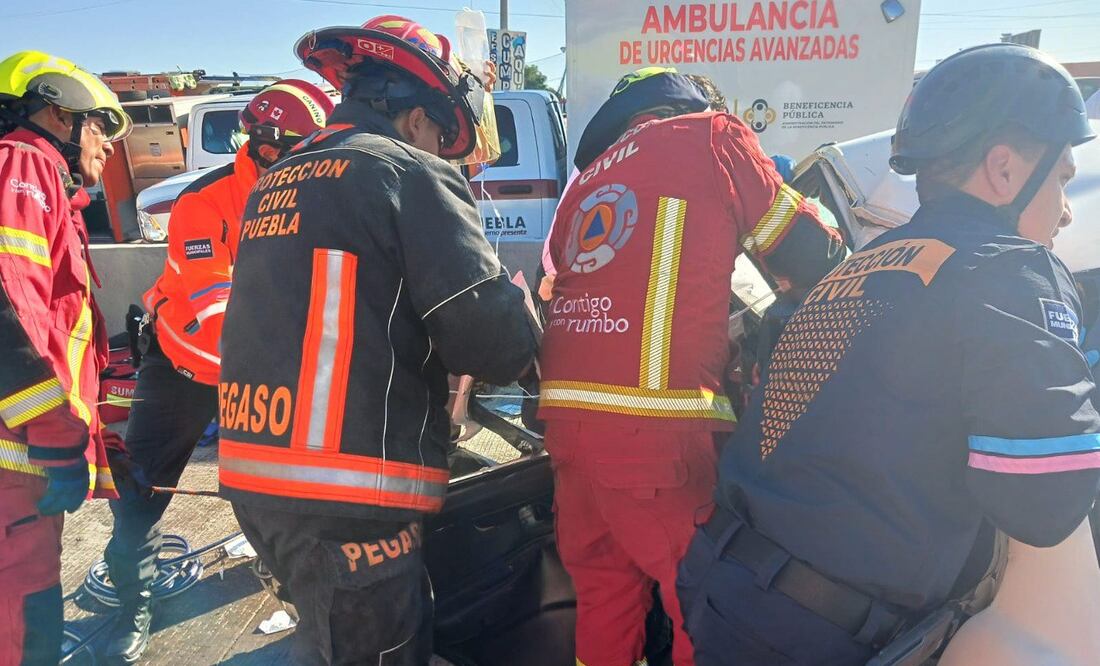 El conductor fue sacado del vehículo con apoyo de los cuerpos de emergencia | Foto: PC Municipal