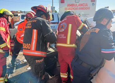 Conductor queda prensado tras chocar en el Periférico Ecológico