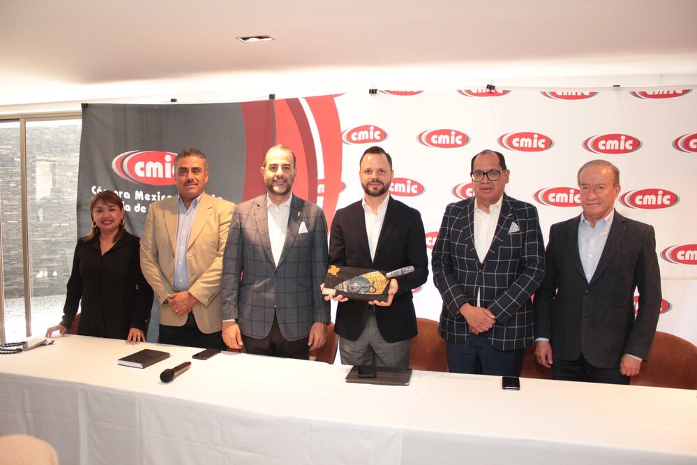 Foto: Ayuntamiento de Puebla   I   Presentan programa de obras a la CMIC