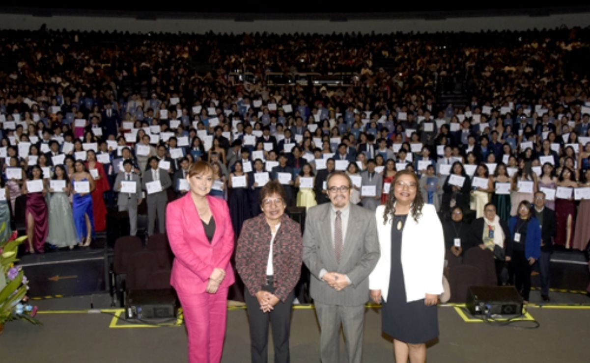 Lilia Cedillo lidera ceremonias de graduación en la BUAP