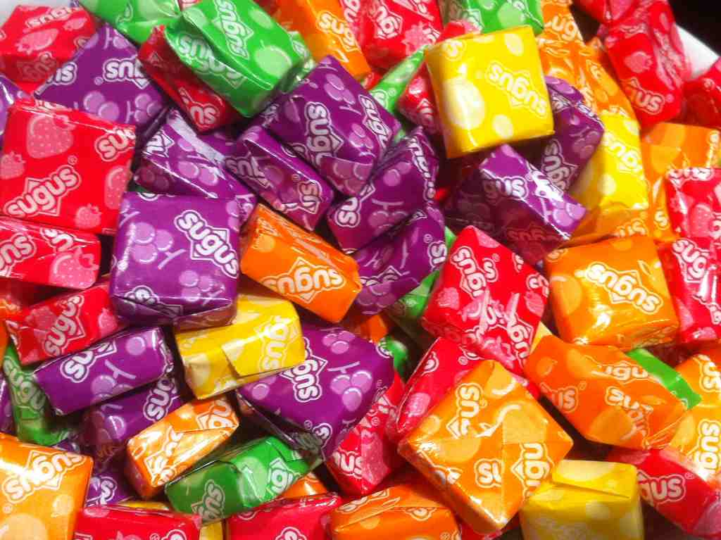 Los Sugus eran caramelos suaves que se disolvían rápidamente en la boca y estaban disponibles en una variedad de sabores frutales, como uva, cereza, piña, frambuesa, limón y mandarina. 

Foto: Producción El Universal Puebla