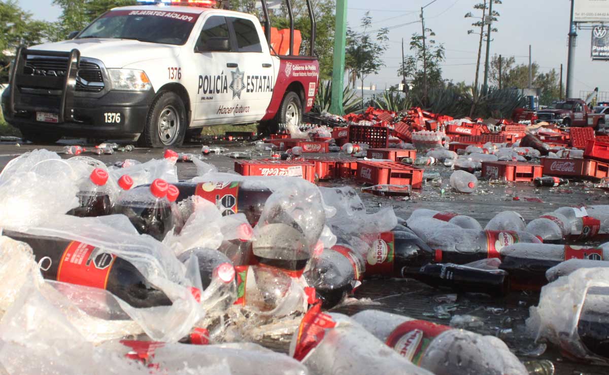 Accidente en Periférico hoy: vuelca camión de Coca-Cola