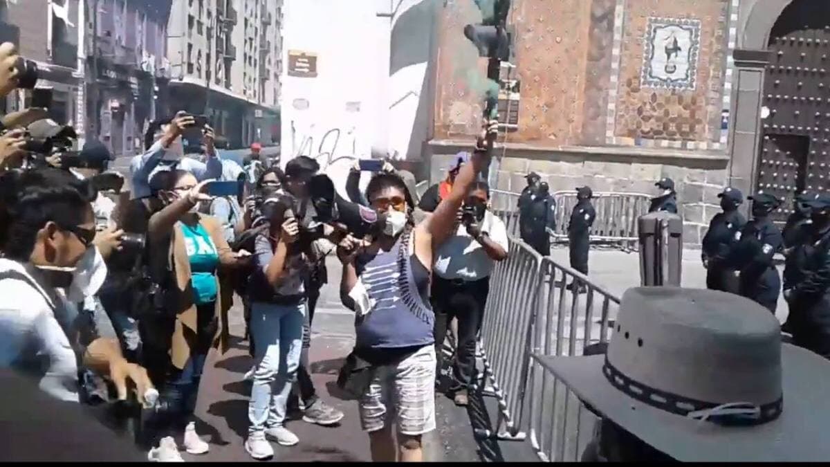 Avanza contingente sobre calles de Puebla por el 8M