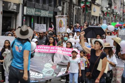 Protestan contra los libros de texto gratuitos en calles del centro de Puebla