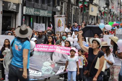 Protestan contra los libros de texto gratuitos en calles del centro de Puebla