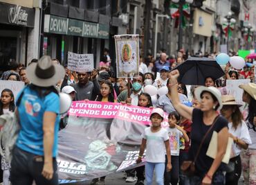 Protestan contra los libros de texto gratuitos en calles del centro de Puebla