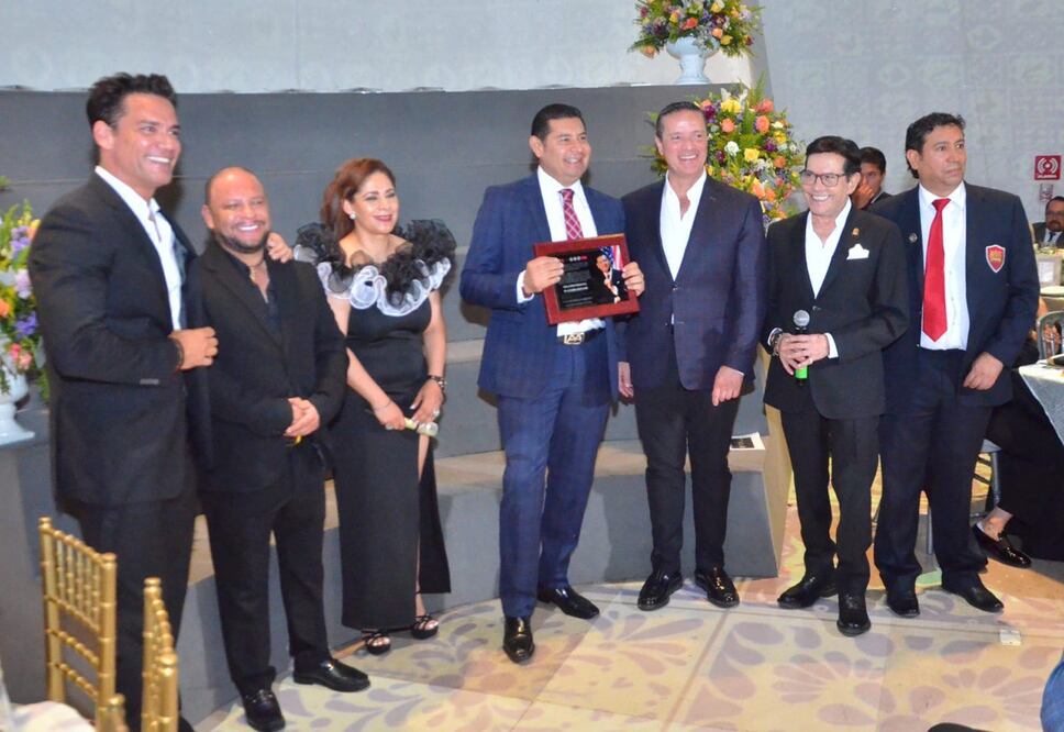 El candidato Alejandro Armenta recibió una distinción binacional | Foto: Especial