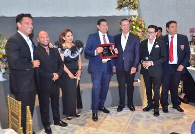 Recibe Armenta reconocimiento de líderes migrantes por ser agente de cambio