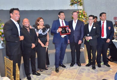 Recibe Armenta reconocimiento de líderes migrantes por ser agente de cambio