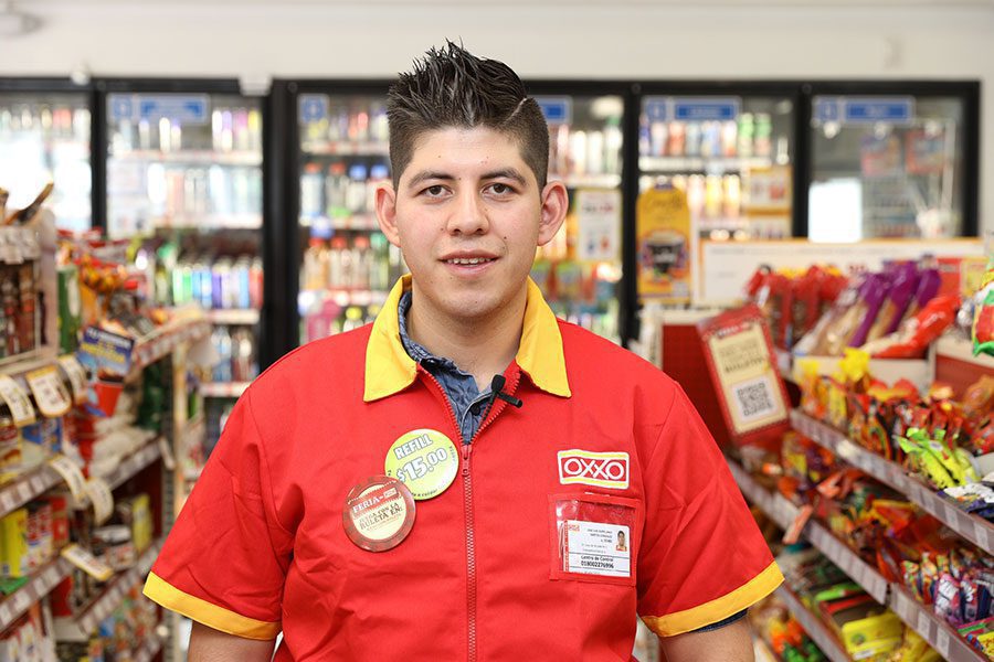 Desde sus inicios, el concepto de OXXO se ha diferenciado por su enfoque en ofrecer una variada selección de productos y servicios en un entorno cómodo y accesible. Esta estrategia ha sido clave para su crecimiento y popularidad a lo largo de los años, convirtiéndola en una opción preferida para los consumidores en todo México.

Foto: Producción El Universal Puebla