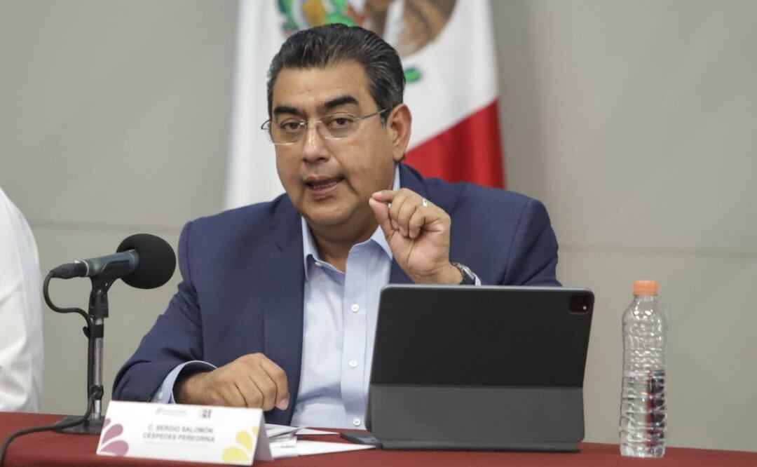 El gobernador Sergio Salomón Céspedes habló en conferencia sobre los resultados de un litigio con Hacienda. | Foto: Agencia Es Imagen para El Universal Puebla