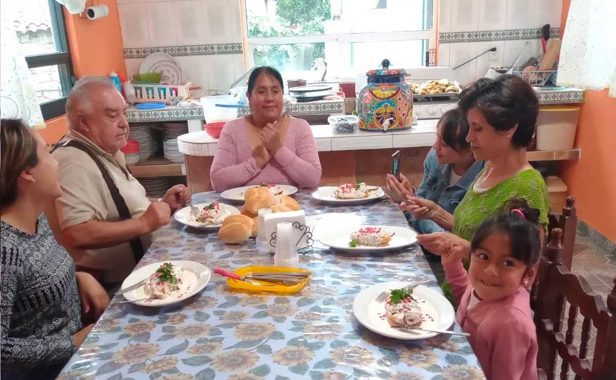 Así disfrutan las familias poblanas los chiles en nogada