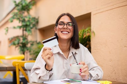 ¿Piensas solicitar tu primera tarjeta de crédito? Te decimos cómo sacarle provecho