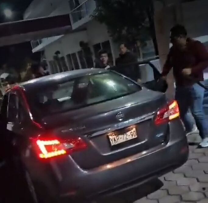 Los agresores iban a bordo de este auto con placas de Aguascalientes | Fotos Video de redes sociales