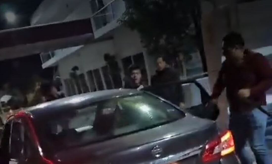 Los agresores iban a bordo de este auto con placas de Aguascalientes | Fotos Video de redes sociales