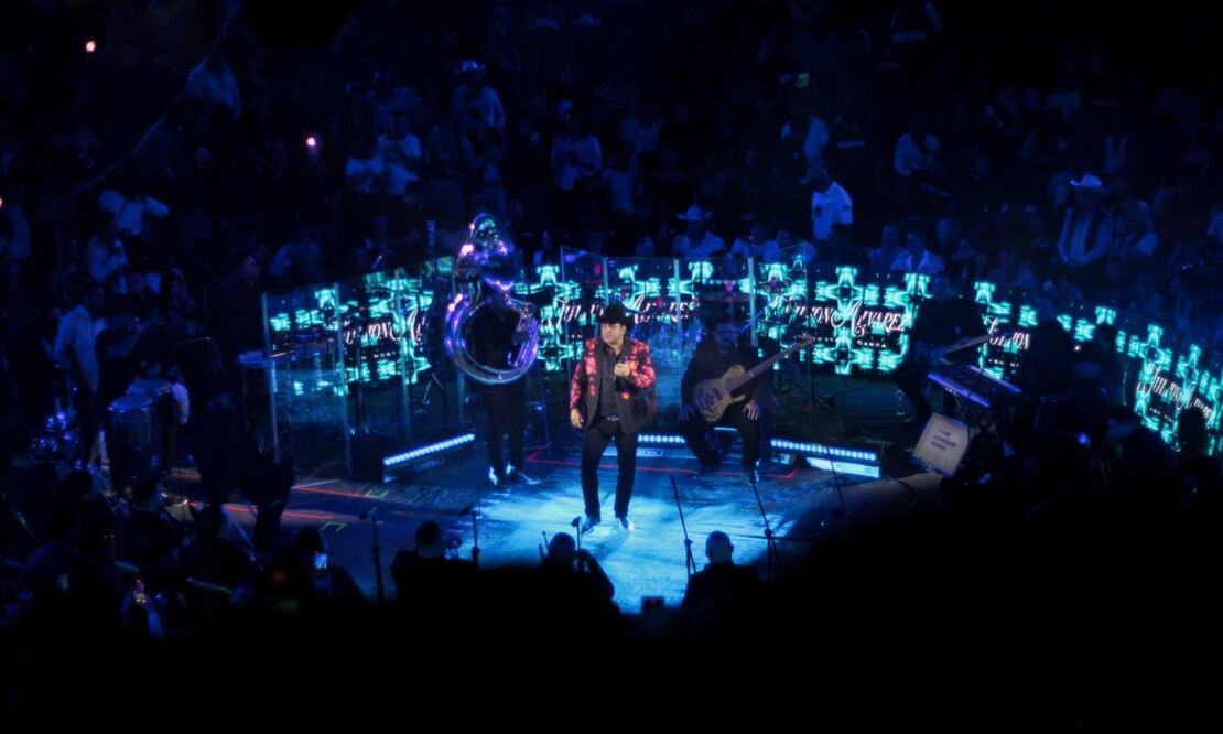 Julión Álvarez detiene su concierto en la Feria de Puebla tras ser agredido con un vaso de cerveza | X: @FeriaPuebla