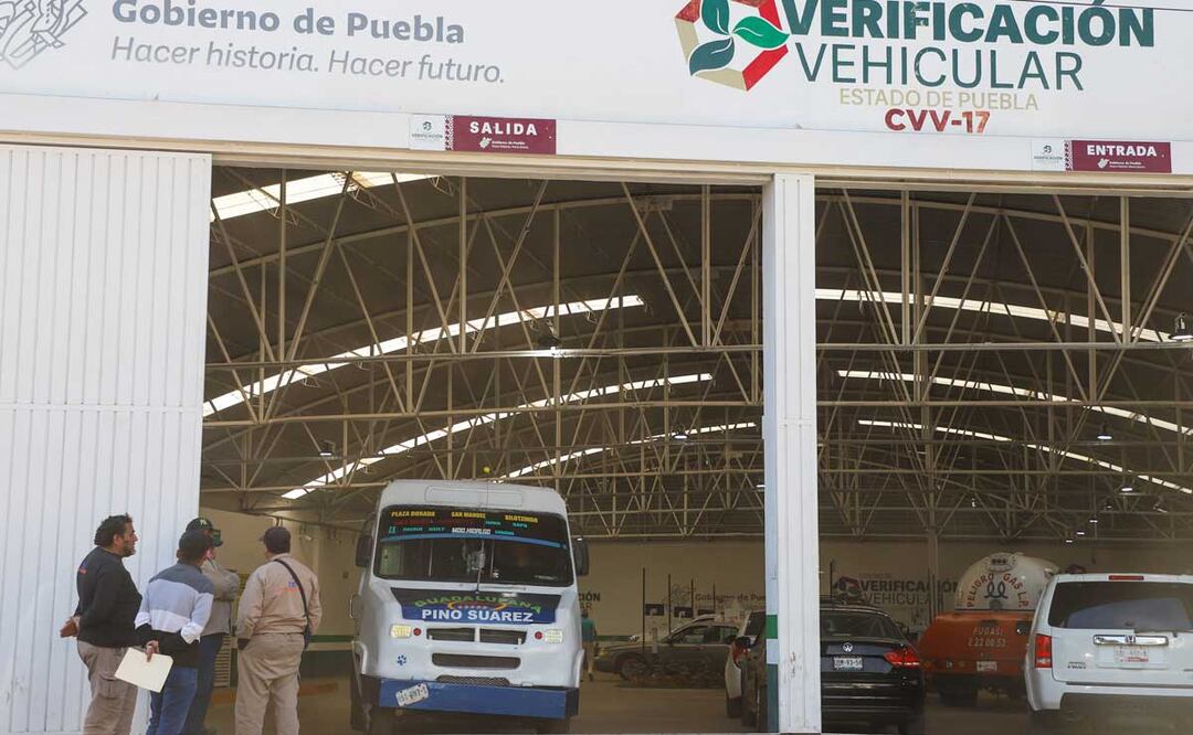 El gobernador de Puebla reiteró el llamado a los transportistas para cumplir con la verificación vehicular | Foto: Agencia Es Imagen para El Universal Puebla